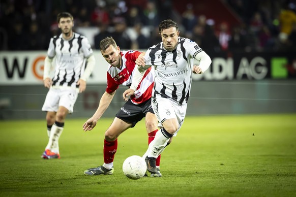 Fabian Frei (FCW) (esquerda) luta pela bola com Xherdan Shaqiri (FCB) (direita) no jogo do campeonato de futebol da Superliga Suíça entre FC Winterthur, FCW e FC Basel FCB, no sábado ...