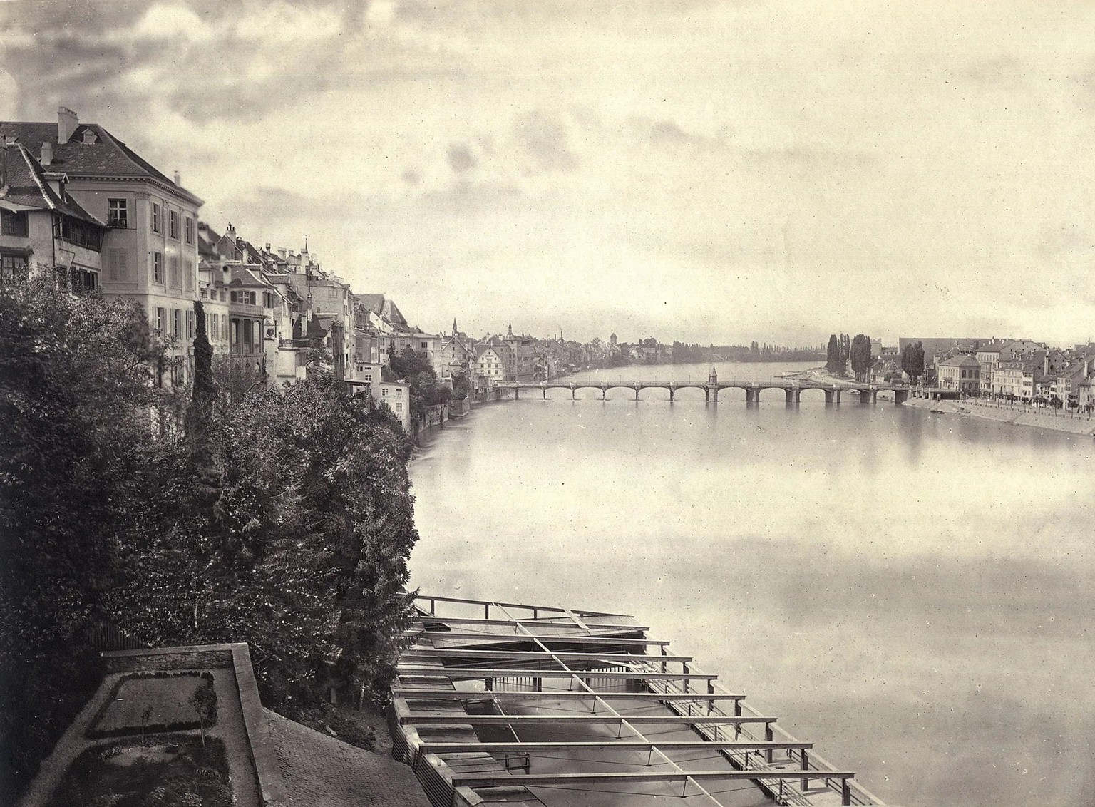Der Rhein in Basel, von der Münsterplattform aus gesehen. Fotografie um 1862.
https://ba.e-pics.ethz.ch/#main-search-text=Ans_05093-022-FL&amp;main-search-mode=and&amp;detail-asset=3319599e-8efa-415f- ...