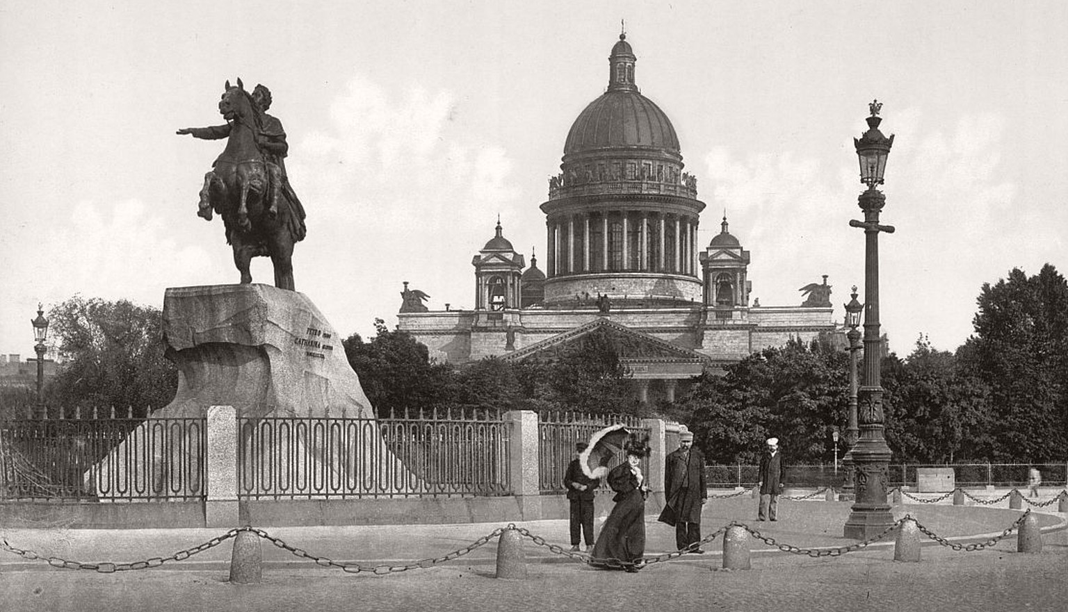 «Der eherne Reiter» auf dem Senatsplatz in St.Petersburg; im Hintergrund die Isaaks-Kathedrale: Die Szene soll den Sieg Peters des Grossen über die Schweden symbolisieren. Puschkins Gedicht dazu steht ...