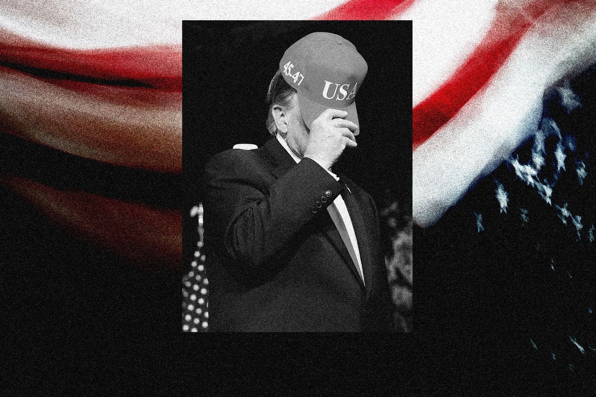 Für Trump sieht es nicht gut aus. Auf dem Bild: US-Präsident Donald Trump mit einem Maga-Hut vor dem Gesicht. Im Hintergrund einen US-Flagge kopfüber im Wind