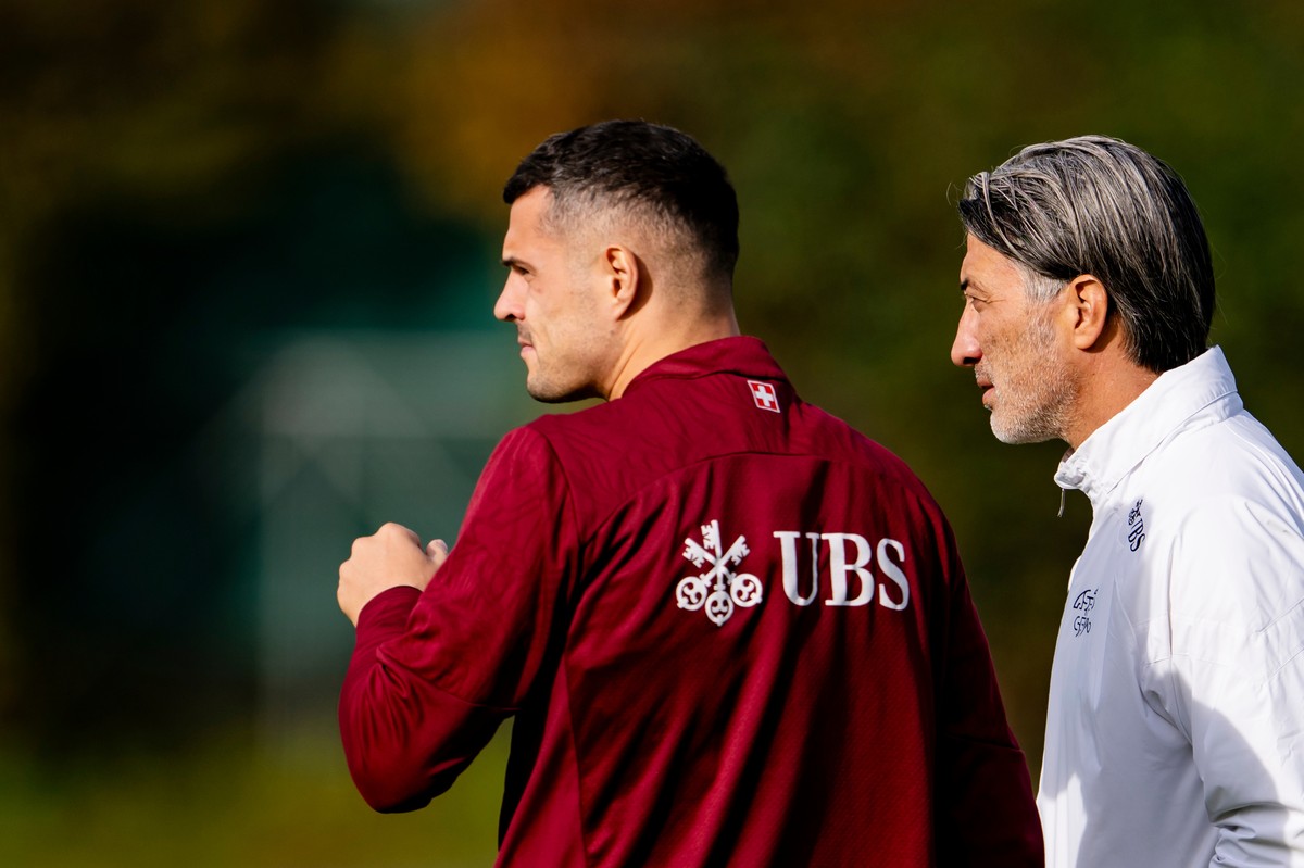 Switzerland's head coach Murat Yakin, right, player Granit Xhaka, left, attend a training session of Switzerland's national soccer team in Lausanne, Switzerland, Wednesday, Nov. 12, 2025, ah ...