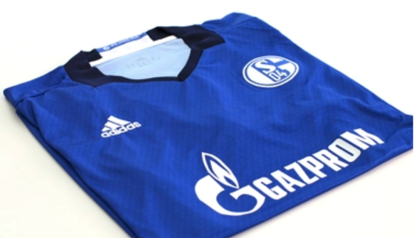 Auch Sonderwünsche versucht Igor zu erfüllen, wie etwa dieses Heimtrikot für einen Schalke-Fan.