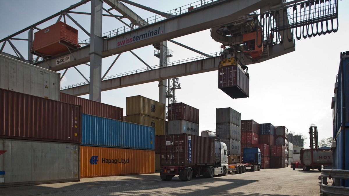 ARCHIVBILD ZUM WACHSTUM DER SCHWEIZER EXPORTE UM 5 PROZENT, AM DIENSTAG, 21. NOVEMBER 2017 - A crane unloads a container from a truck at the harbor Kleinhueningen, in Basel, Switzerland, pictured on M ...