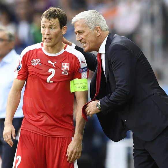 25.06.2016; St.Etienne; Fussball Euro 2016 - Switzerland - Poland; Achtelfinal; Coach Vladimir Petkovic (SUI) with Stephan Lichtsteiner (SUI) (Alain Grosclaude/freshfocus)