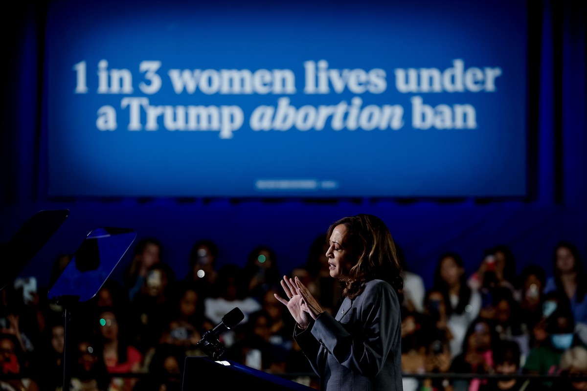 epa11616356 US Vice President and Democratic presidential nominee Kamala Harris participates in a campaign event focused on reproductive freedom and abortion bans at the Cobb Energy Performing Arts Ce ...