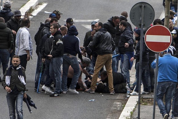 Ein vor der Partie angeschossener Napoli-Anhänger wird gepflegt.