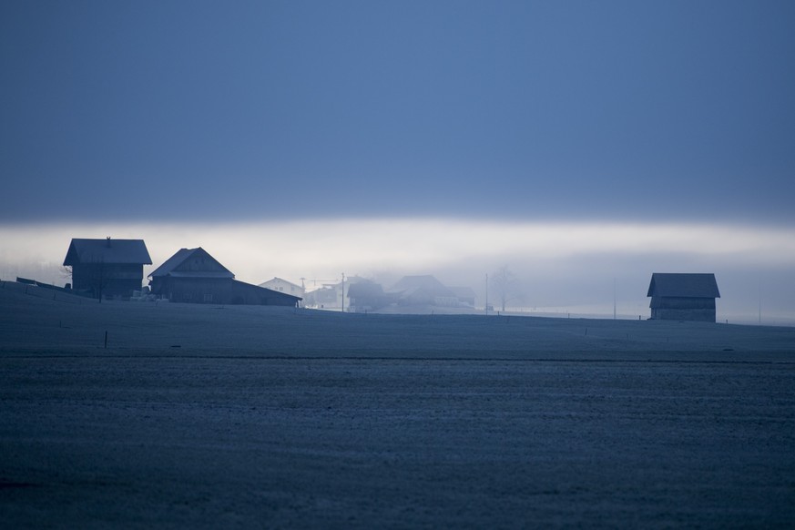 Die Sonne zuendet durch die Nebelschicht bei Ennetmoos im Kanton Nidwalden am Mittwoch, 14. Dezember 2016. (KEYSTONE/Urs Flueeler)

A foggy landscape in Ennetmoos, Switzerland, is pictured, Wednesday, ...