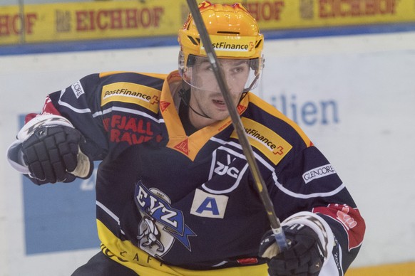 Raphael Diaz von Zug im Eishockey Meisterschaftsspiel zwischen dem EV Zug und den ZSC Lions, am Dienstag, 13. September 2016, in Zug. (KEYSTONE/Urs Flueeler)