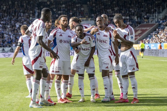 Die Spieler von Servette mit Dereck Kutesa, mitte, feiern das Tor zum 0:3 beim Super League Meisterschaftsspiel zwischen dem FC Luzern und dem Servette FC vom Sonntag, 18. Mai 2025 in Luzern. (KEYSTON ...