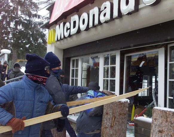 Angriff gegen die Davoser McDonald's-Filiale an der WEF-Demo 2000.