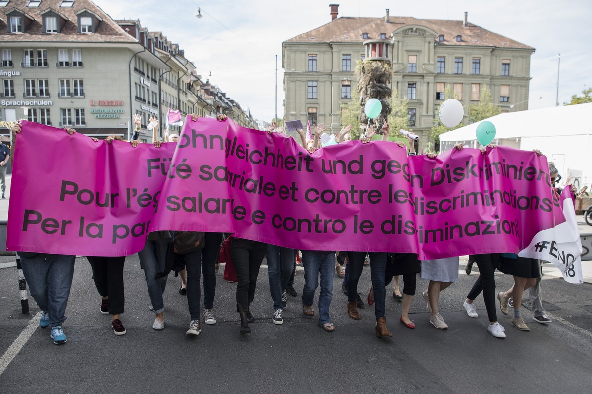 Mehrere hundert Personen demonstrieren bei der Nationalen Kundgebung fuer Lohngleichheit und gegen Diskriminierung "#Enough 18", am Samstag, 22. September 2018, in Bern. Ueber vierzig Organi ...