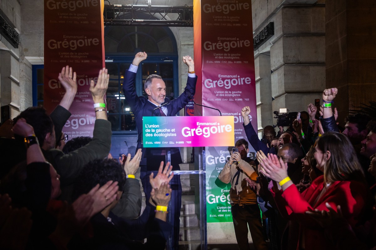 epa12842672 Emmanuel Gregoire, candidate for the Socialist Party (PS) and the left-wing coalition in the 2026 Paris municipal elections, celebrates with supporters after exit polls showed he was leadi ...