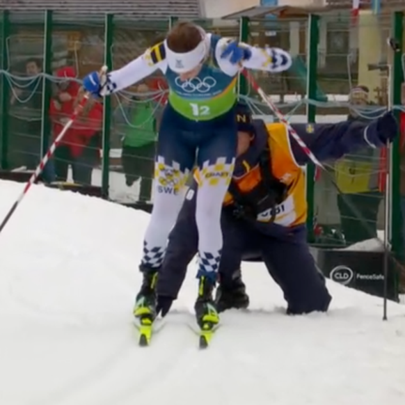 Ebba Andersson stürzt in der Langlauf-Staffel bei Olympia 2026 spektakulär