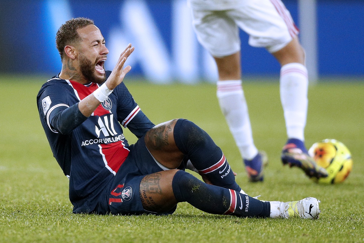 epa08882859 Paris Saint Germain&#039;s Neymar Jr reacts in pain during the French Ligue 1 soccer match between PSG and Lyon at the Parc des Princes stadium in Paris, France, 13 December 2020. EPA/YOAN ...