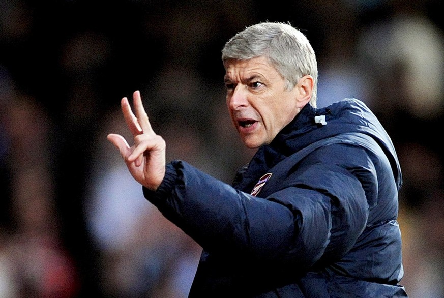 epa06681400 (FILE) - Arsenal&#039;s manager Arsene Wenger gestures during the English Premiership soccer match between West Ham United and Arsenal FC at Upton Park Stadium in east London, Britain, 26  ...