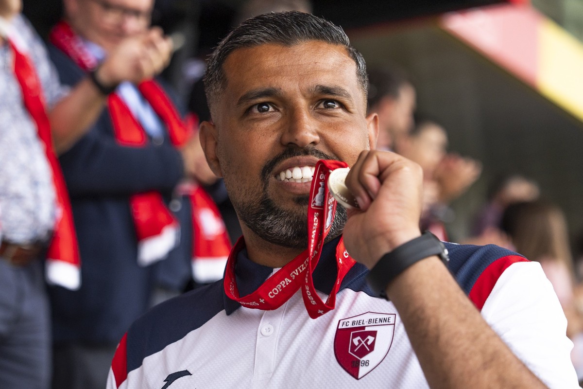 Trainer Samir Chaibeddra (FC Biel) haelt die Medaille nach dem 100. Schweizer Fussball Cup Final zwischen dem FC Biel-Bienne und FC Basel, am Sonntag 1. Juni 2025, im Stadion Wankdorf in Bern. (KEYSTO ...