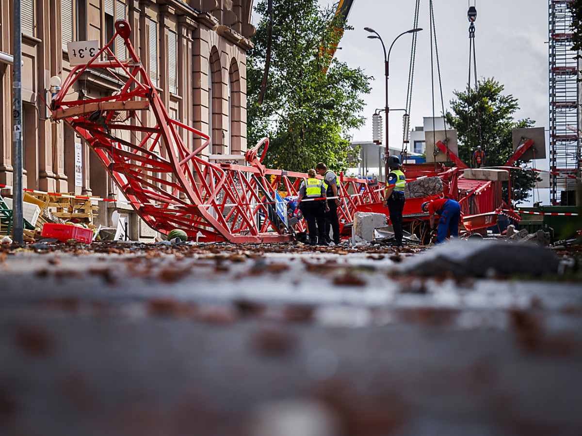 La chute d'une grue, place de la Gare de La Chaux-de-Fonds, renvers