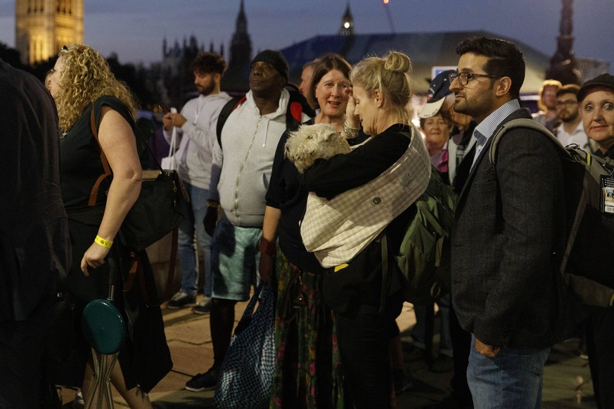 Menschschlange vor dem Londoner Parlament. Seit dem fr�hen Mittwochabend ist die Westminster Hall, in der der geschlossene Sarg der Queen aufgebahrt ist, durchgehend f�r die �ffentlichkeit ge�ffnet, d ...