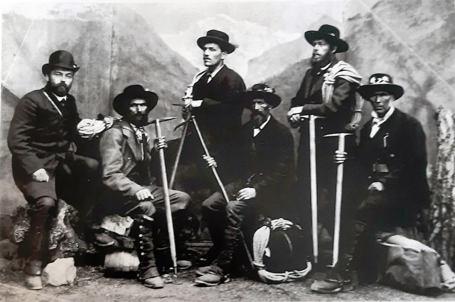 Pfarrer Strasser (ganz links) mit Bergführern, um 1890.