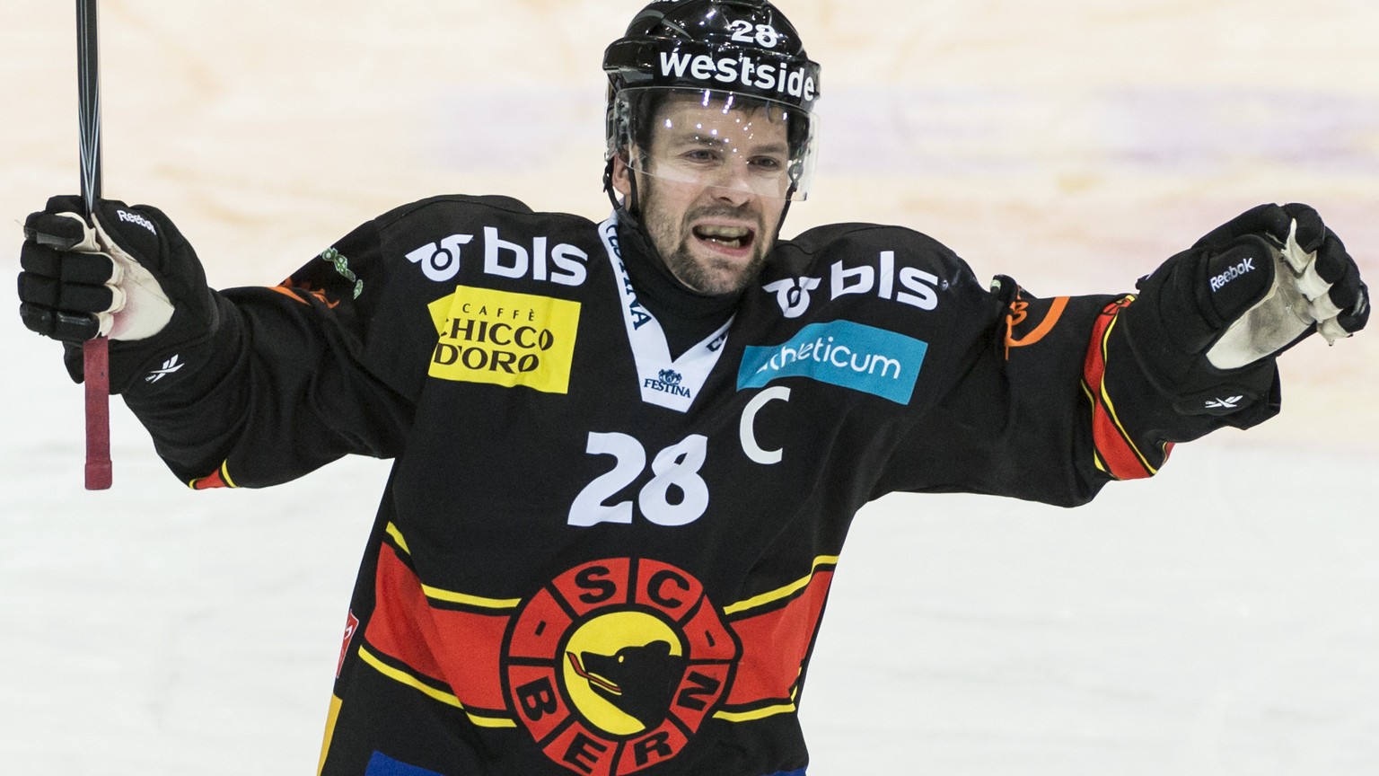 ARCHIVBILD ZUR MELDUNG DES SC BERN ZUM VERZICHT AUF EINE VERTRAGSVERLAENGERUNG MIT MARTIN PLUESS, AM DONNERSTAG, 16. FEBRUAR 2017 ---- Captain Martin Pluess freut sich ueber ein Tor im zweiten Playoff ...