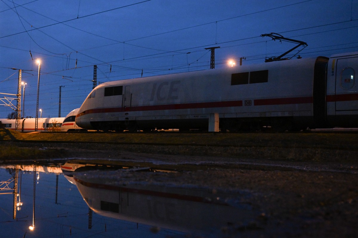 epa10374961 Intercity-Express ICE high-speed train is seen park in front of extended hall in the ICE depot in Rummelsburg in Berlin, Germany, 20 December 2022. After five years of construction the exp ...
