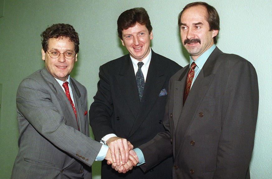 Amtsübergabe im Dezember 1991: Roy Hodgson (Mitte) übernimmt von Uli Stielike (rechts). Die Freude bei Verbandspräsident Freddy Rumo ist berechtigt, denn mit dem Engländer ist die Nati erfolgreich wie ewig nicht mehr.