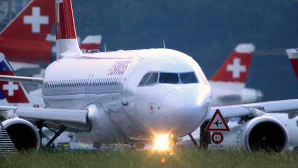 Eine Maschine (Airbus A320) der Swiss International Air Lines kurz nach der Landung am 6. Juni 2003 spaetabends auf der Ostpiste 28 des Flughafens Unique bei Zuerich Kloten. Der Flughafen Unique reagi ...