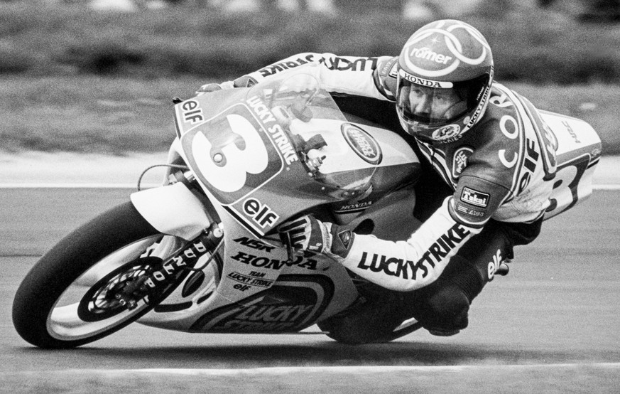 Der Schweizer Motorrad-Rennfahrer Jacques Cornu am 23. Februar 1989 in Jerez, Spanien, auf Testfahrt. Cornu bereitet sich in Jerez mit seiner 250cc-Honda-Maschine auf die Rennsaison vor. (KEYSTONE/Str ...