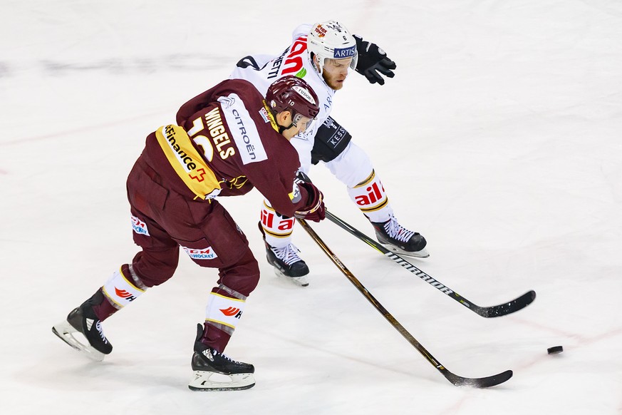 L&#039;attaquant genevois Tommy Wingels, gauche, lutte pour le puck avec le defenseur luganais Massimo Ronchetti, droite, lors du match du championnat suisse de hockey sur glace de National League LNA ...