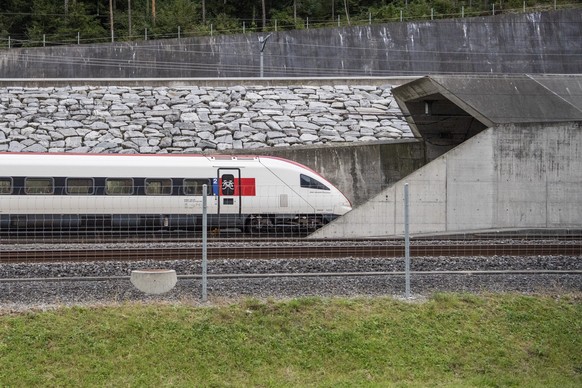 Der erste Personenzug faehrt nach dem Unterbruch durch die Ostroehre in Richtung Sueden in den Gotthard-Basistunnel am Freitag, 29. September 2023 in Erstfeld. Bei der Entgleisung eines Gueterzuges am ...
