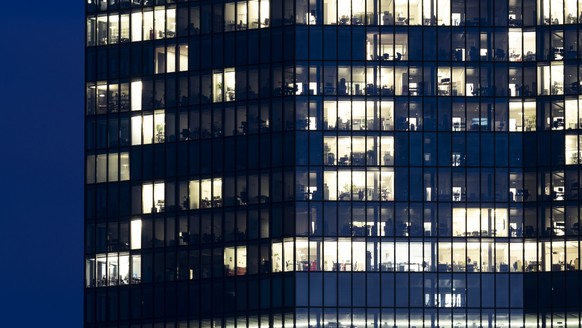 Das Buero-Hochhaus Prime-Tower fotografiert in der Daemmerung um 17:30 Uhr am ersten Tag des Teil-Lockdowns mit Home-Office-Pflicht, Montag am 18. Januar 2021 in Zuerich. (KEYSTONE/Gaetan Bally)
