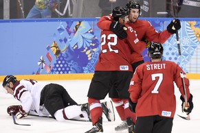 Die NHL-Spieler feiern das erste Tor der Schweizer an den Olympischen Spielen.