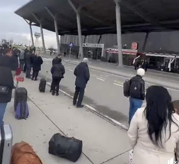Passagiere mussten den Flughafen verlassen.