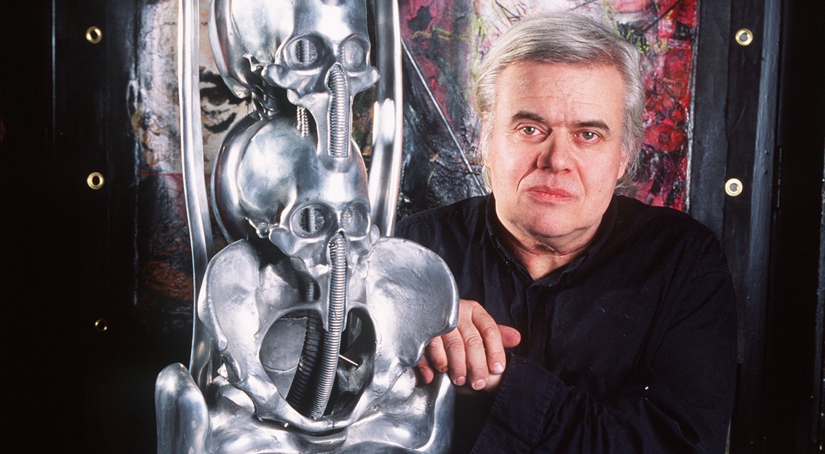 Der Schweizer Kuenstlers Hansruedi Giger neben einem seiner Werke, aufgenommen 1995. (KEYSTONE/Str)