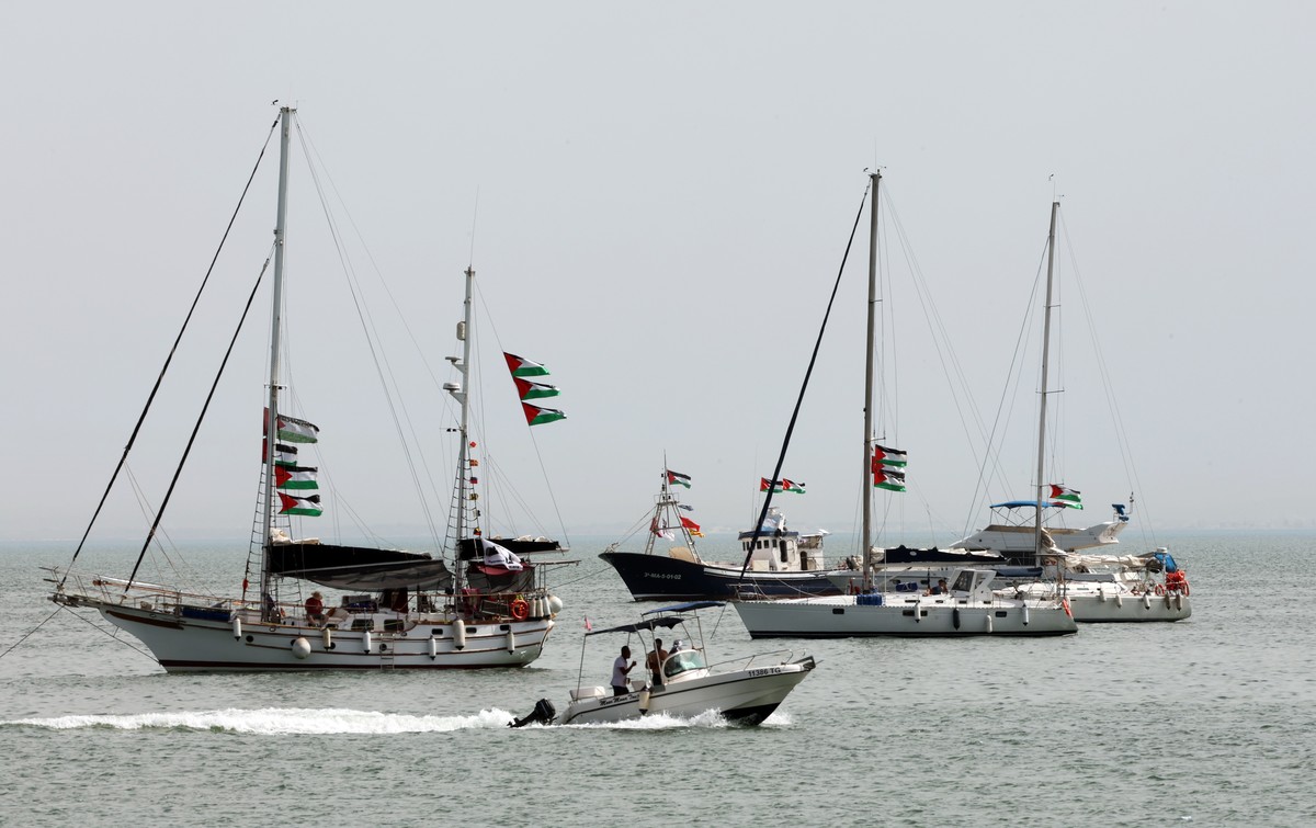 epaselect epa12364868 Vessels, part of the Global Sumud Flotilla, off the coast of Sidi Bou Said, one day after a drone attack on one of the humanitarian ships in Tunisian waters off Tunis, Tunisia, 0 ...