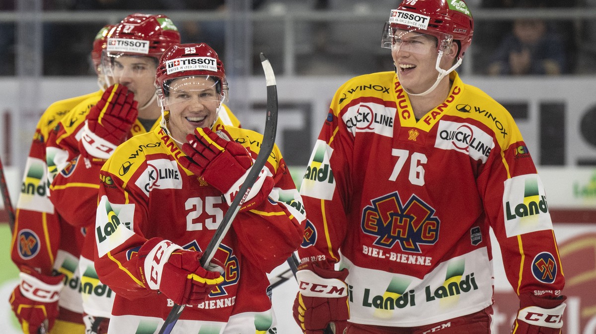 Biels Toni Rajala, links, und Jere Sallinen feirn den Treffer zum 2-3 im Eishockey Qualifikationsspiel der National League zwischen dem EHC Biel und den SC Rapperswil Jona Lakers, am Freitag, 4. Novem ...