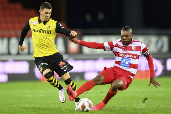 Le milieu bernois Christian Fassnacht, gauche, lutte pour le ballon avec le milieu valaisan Geoffroy Serey Die, droite, lors de la rencontre de football de Super League entre FC Sion et BSC Young Boys ...