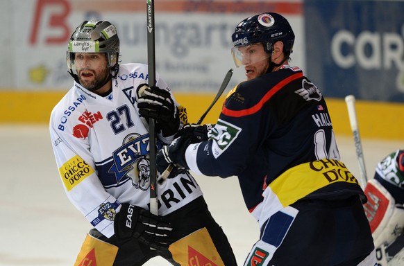 Zug's Josh Holden im Kampf mit Ambri's Adam Hall.