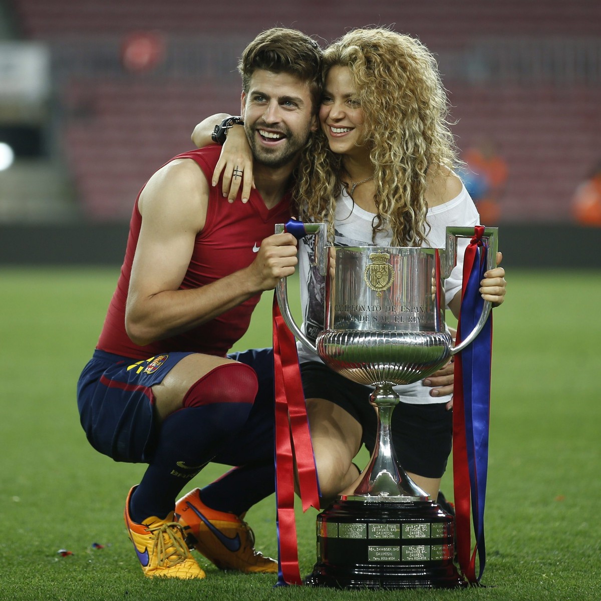 epaselect epa04776564 FC Barcelona's Gerard Pique (L), with his girlfriend, Colombian singer Shakira, celebrates his team's victory over Athletic Bilbao at the end of the Spanish King's ...