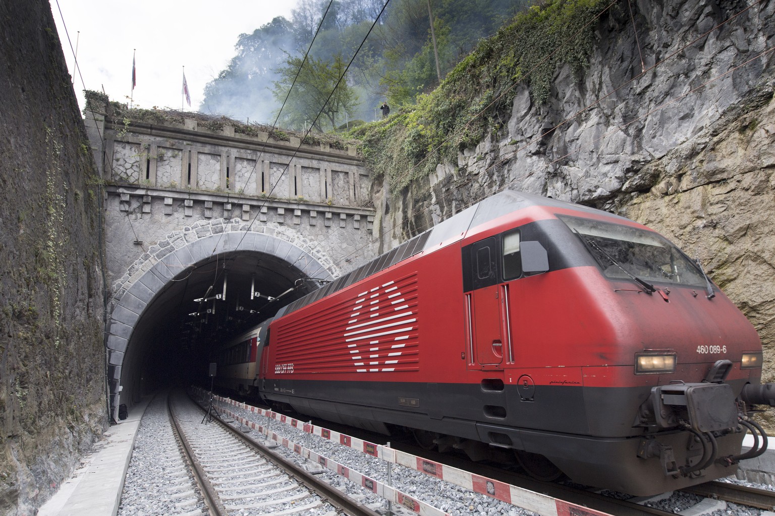 Un train roule dans le tunnel lors de l&#039;inauguration du tunnel CFF de St-Maurice, ce mardi 26 avril 2016, a St-Maurice. Le tunnel CFF de St-Maurice a ete entierement reamenage. Cette infrastructu ...