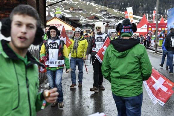 Spectators arrive befor the first run of the men&#039;s giant slalom race at the Alpine Skiing FIS Ski World Cup in Adelboden, Switzerland, Saturday, January 6, 2018. (KEYSTONE/Peter Schneider)