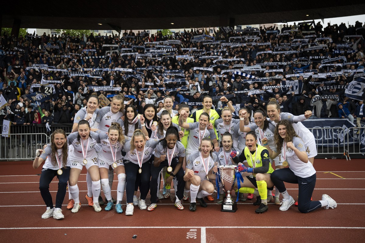 Die FCZ Frauen jubeln mit dem Pokal nach ihrem Sieg im Fussball Cupfinal FC Zuerich Frauen gegen den Grasshopper Club Zuerich im Letzigrund, am Samstag, 30. April 2022 in Zuerich. (KEYSTONE/Ennio Lean ...