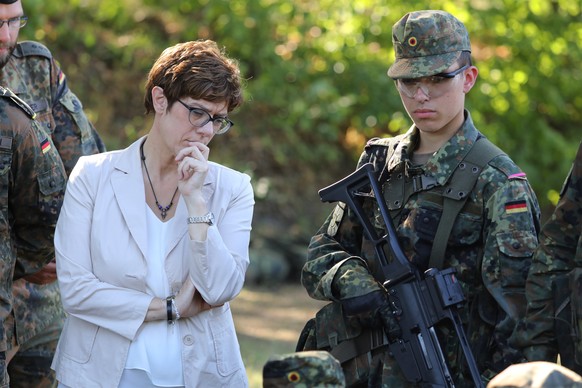 epa07737919 The German Minister of Defense, Annegret Kramp-Karrenbauer (L), attends a weapon exercise during her visit to the Staff Sergeant Instruction Battalion of the German Army (Bundeswehr) in Ce ...