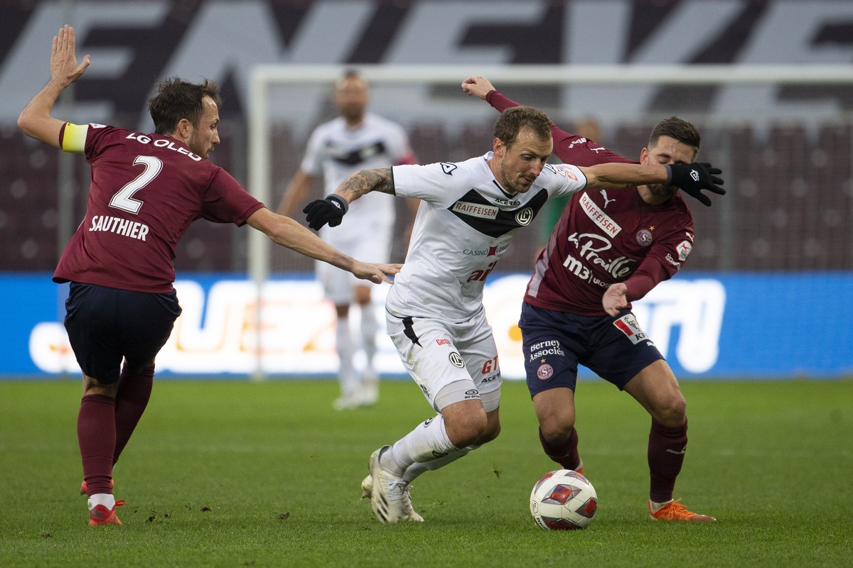 Lugano's forward Alexander Gerndt, center, fights for the ball with Servette's players defender Anthony Sauthier, left, and Servette's midfielder Theo Valls, right, during the Super Lea ...