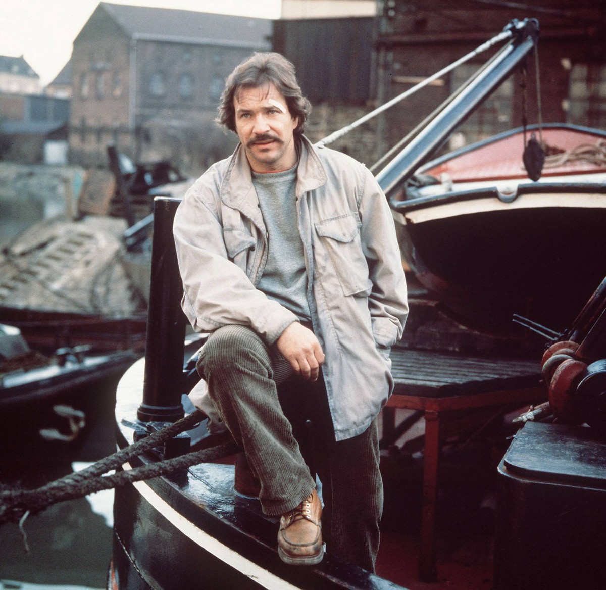 TATORT - Duisburg-Ruhrort / D 1981 / Hajo Gies / Im Duisburger Hafen wurde ein Toter gefunden. Es ist der Binnenschiffer Heinz Petschek. Er wurde erstochen. Dringend der Tat verd�chtig erweist sich de ...