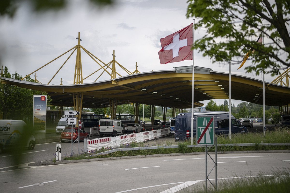 Blick auf das Zollamt Konstanz-Autobahn an der Grenze zwischen Kreuzlingen in der Schweiz und Konstanz in Deutschland, aufgenommen am Freitag, 9. Mai 2025. (KEYSTONE/Gian Ehrenzeller).