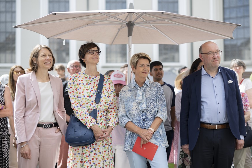 KEYPIX - Die Regierungsraetinnen Bettina Surber und Susanne Hartmann mit Bundespraesidentin Karin Keller-Sutter und Regierungspraesident Beat Tinner, von links, bei einem Apero mit der Bevoelkerung im ...