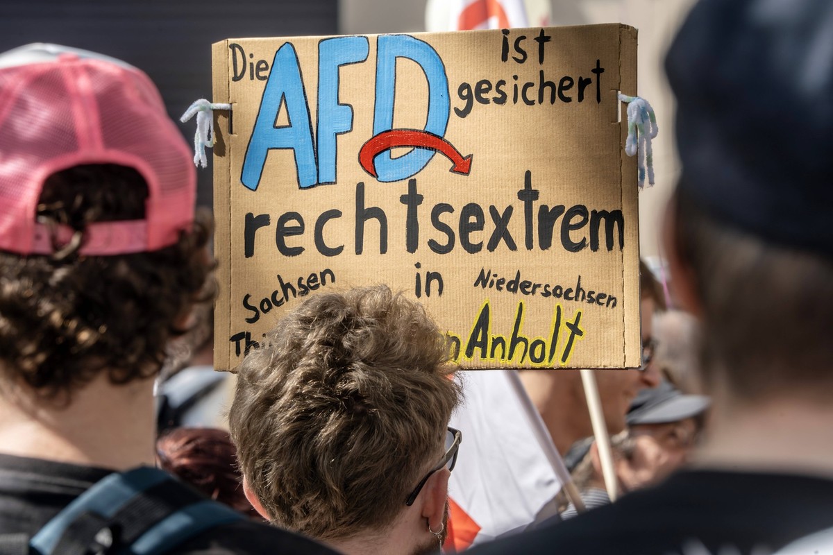 Die AfD ist gesichert rechtsextrem, Plakat bei Anti-AfD-Demonstration unter dem Motto: Demokratie verteidigen, Initiatorin Bündnis: AfD-Verbot jetzt Sachsen Anhalt, Halle Saale, 29. August 2026 Deutsc ...