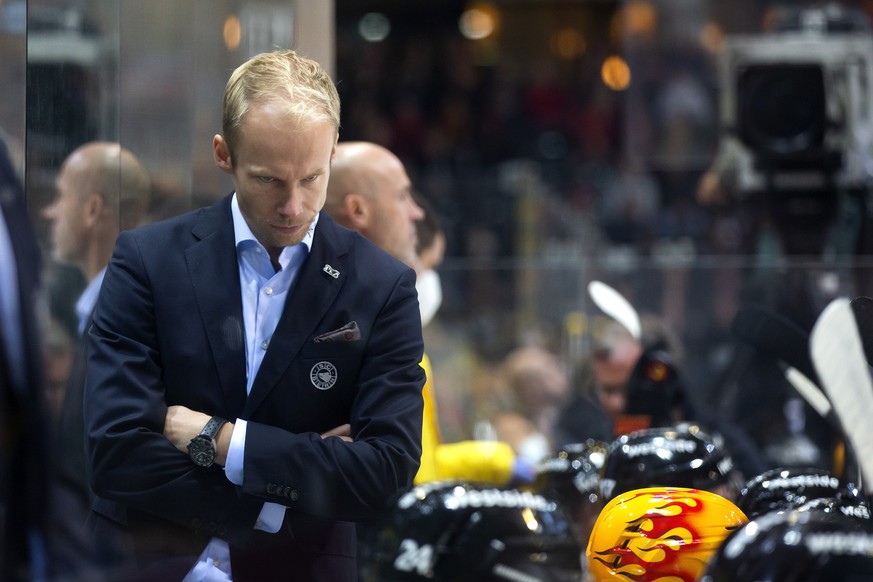 SCB Cheftrainer Johan Lundskog im Eishockey Meisterschaftsspiel der National League zwischen dem SC Bern und dem EV Zug, am Freitag, 10. September 2021 in der PostFinance Arena in Bern. (KEYSTONE/Pete ...