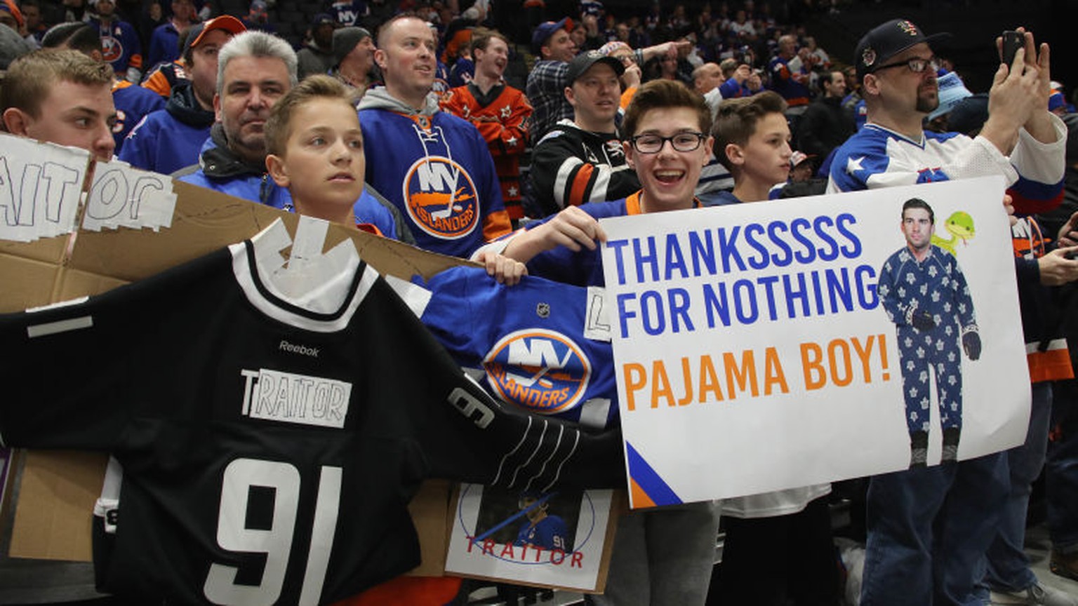 Tavares wird von den Islanders-Fans alles andere als freundlich begrüsst.